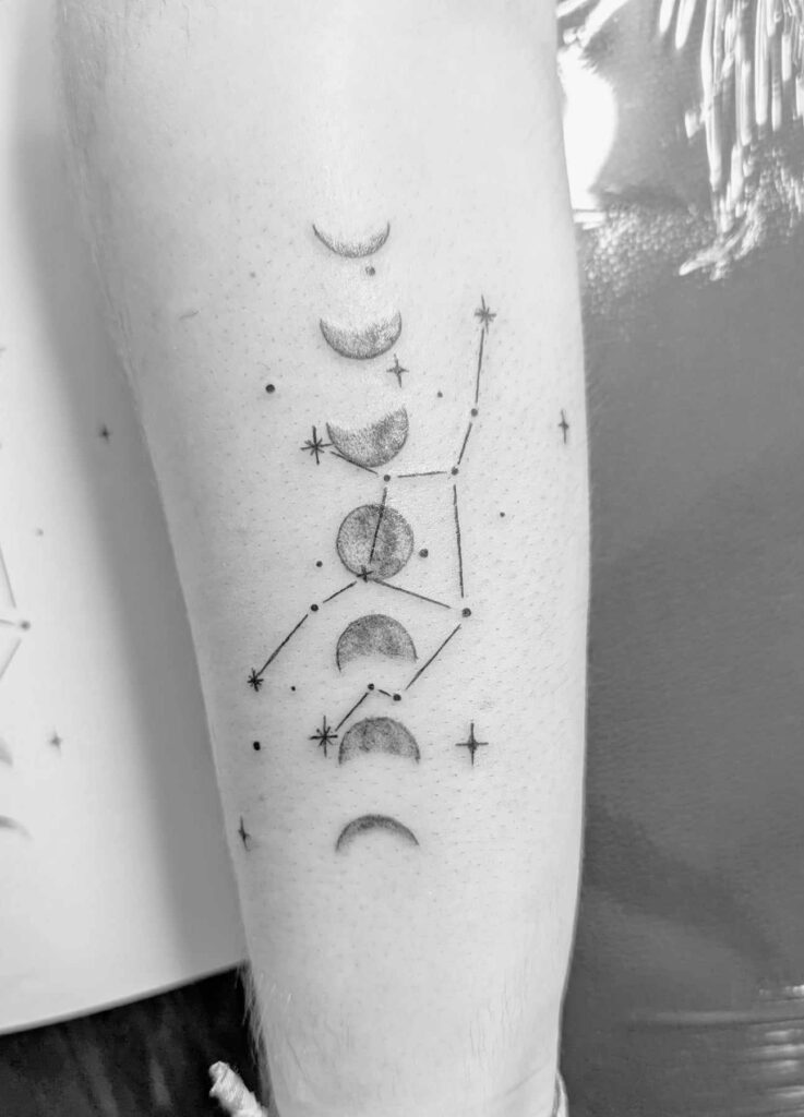 Fragments Delle Tatouage Traits Fins Bazas Tatouage Cycle Lune Constellations 1