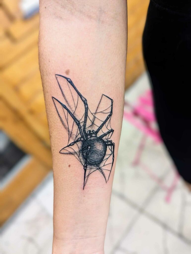 Fragments Delle Tatouage Traits Fins Bazas Tatouage Effet 3D Araignee Toile Avant Bras Femme Fragments D Elle