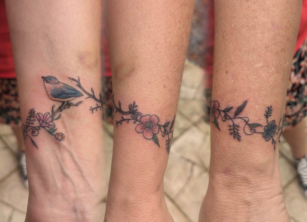 Fragments Delle Tatouage Traits Fins Bazas Tatouage Fin Bracelet Fleurs Moineau Couleur Femme Fragments D Elle Copie Copie