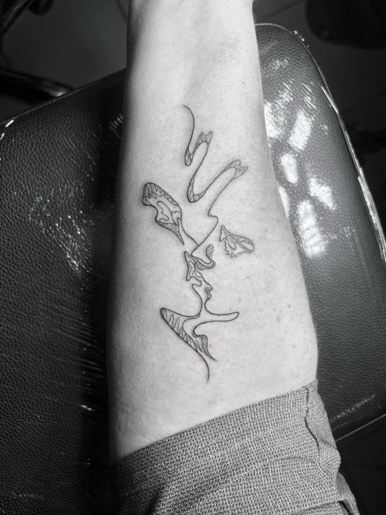 Fragments Delle Tatouage Traits Fins Bazas Tatouage Lignes Visages Copie