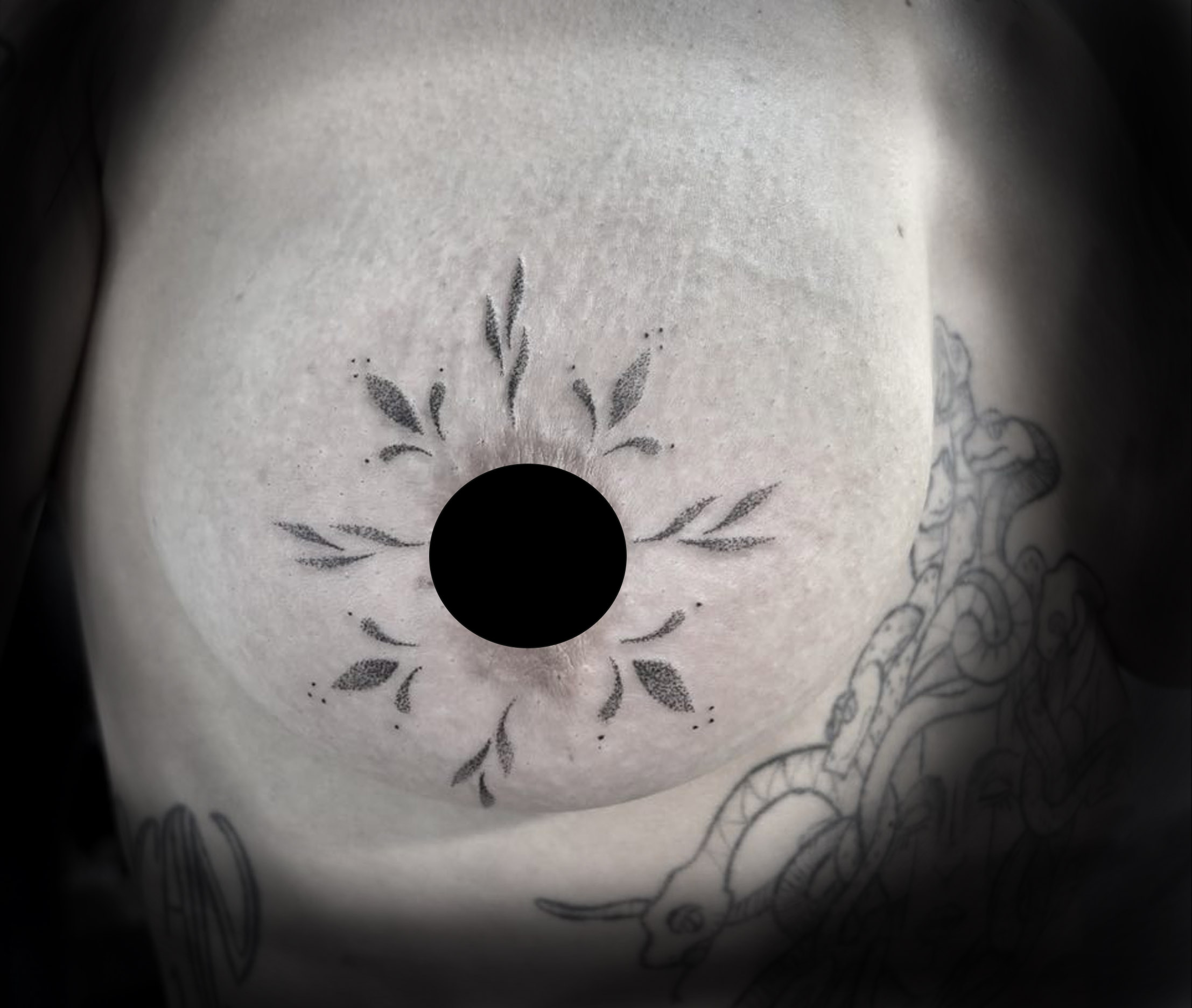 Fragments Delle Tatouage Traits Fins Bazas Tatouage Seins