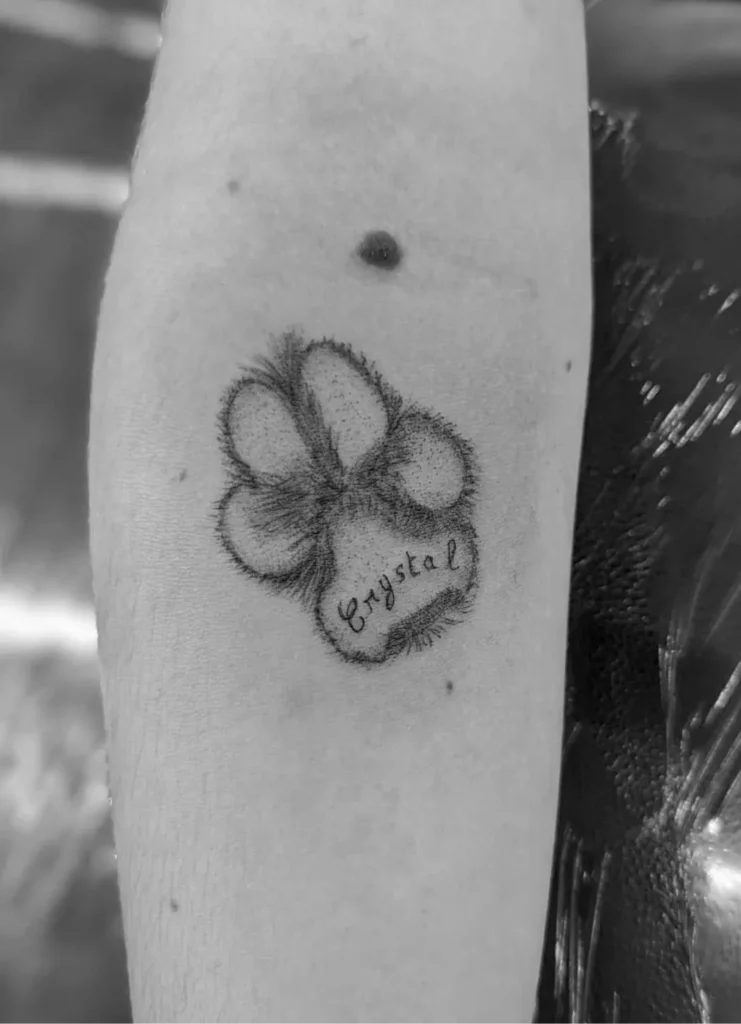 Fragments Delle Tatouage Traits Fins Bazas Tatouage Reproduction Photo Freehand Empreinte Chien Avant Bras Femme Fragments D Elle Gironde 1